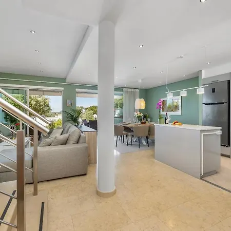 Luxury In Serene Location With Pool & Private Garden Holiday home *
