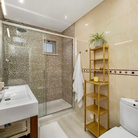 Luxury In Serene Location With Pool & Private Garden *