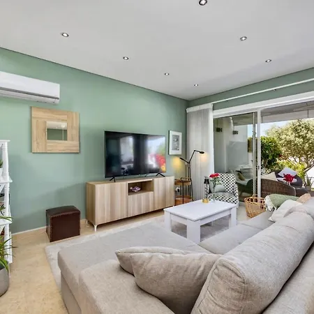 Luxury In Serene Location With Pool & Private Garden Holiday home