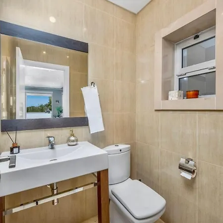 Holiday home Luxury In Serene Location With Pool & Private Garden