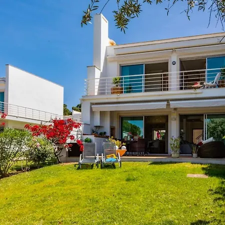 Holiday home Luxury In Serene Location With Pool & Private Garden *