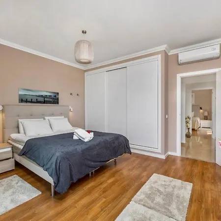 Luxury In Serene Location With Pool & Private Garden Holiday home *