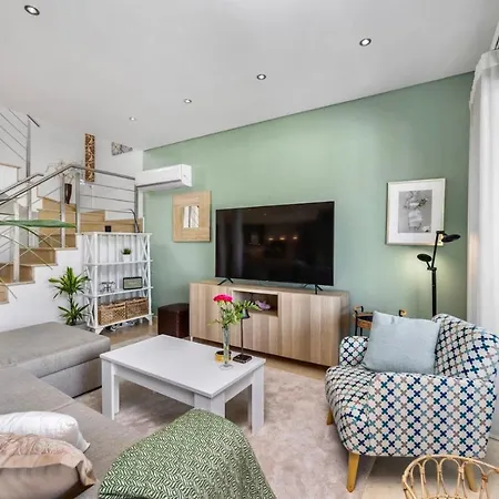 Luxury In Serene Location With Pool & Private Garden Holiday home